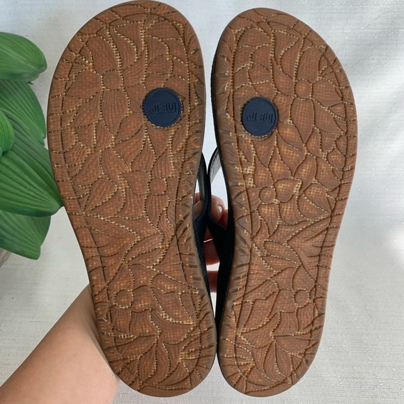 Jambu JBU Pele Black Leather
Flip Flop Thong Flat Sandals Woman’s 8M - Picture 7 of 8